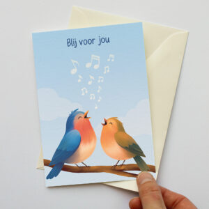 Mock-up van felicitatiekaart met twee kleurrijke vogeltjes op een tak en de tekst "Blij voor jou".