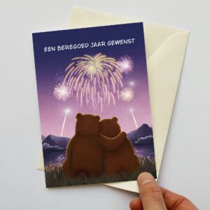 Nieuwjaarskaart met twee beren die samen naar vuurwerk kijken en de tekst "Een beregoed jaar gewenst"