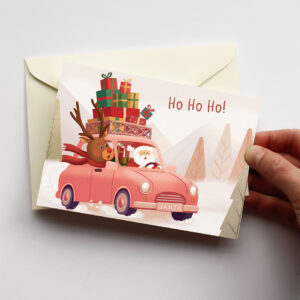 Kerstkaart met kerstman en rendier in een rode auto vol cadeautjes en de tekst "Ho Ho Ho!"