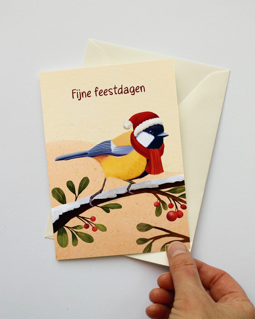 Kerstkaart met koolmees met rode kerstmuts en sjaal op een besneeuwde tak en de tekst "Fijne feestdagen"